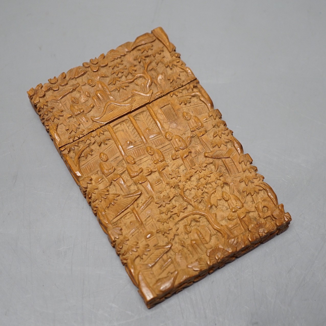 A Canton carved sandalwood card case, 11cm